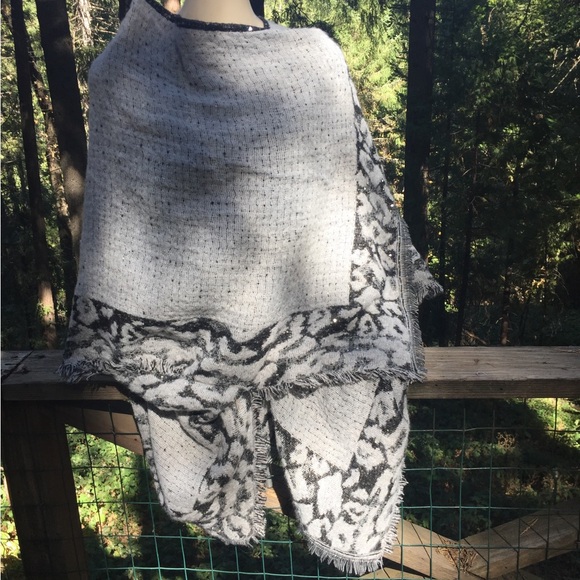 Vince Camuto reversible cape poncho in shades of gray HP24 - Picture 2 of 12